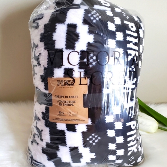 Pink Victoria's Secret Sherpa Blanket Size 50IN X 60IN. - Picture 3 of 5